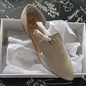 Women’s Grey leather flats